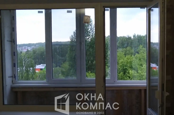 Фото объекта Остекление балконного блока глухим окном и поворотно-откидной дверью  в квартире. 