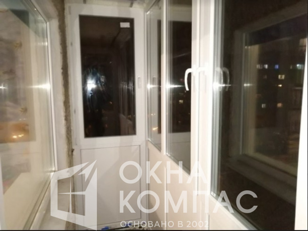 Фото объекта Остекление квартиры  в г. Нижний Новгород  - П-образный балкон с двумя поворотно-откидными створками из профильной системы Энвин Эко 60