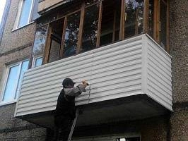 Слайд 1 Монтаж балконов и сайдинга с выносом