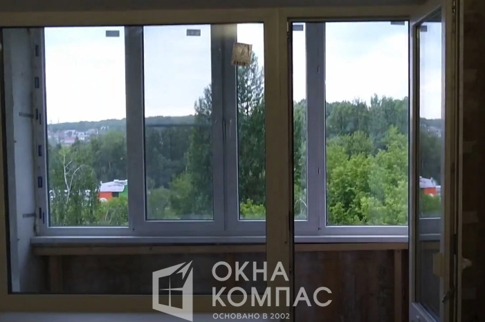 Фото объекта Остекление балконного блока глухим окном и поворотно-откидной дверью  в квартире. 
